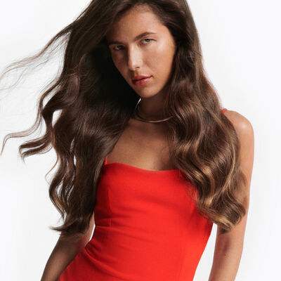 Femme aux cheveux boucles