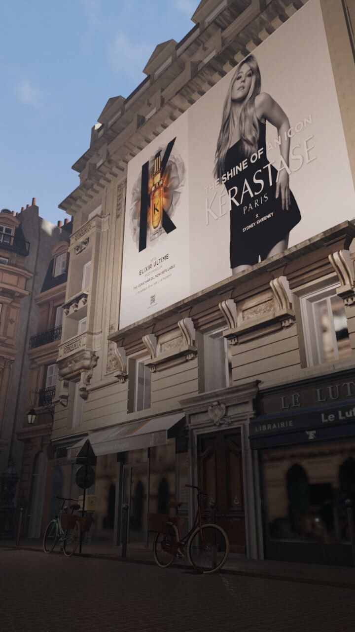 Vue de rue parisienne avec batiments Haussmanniens et un grand panneau publicitaire Kerastase.