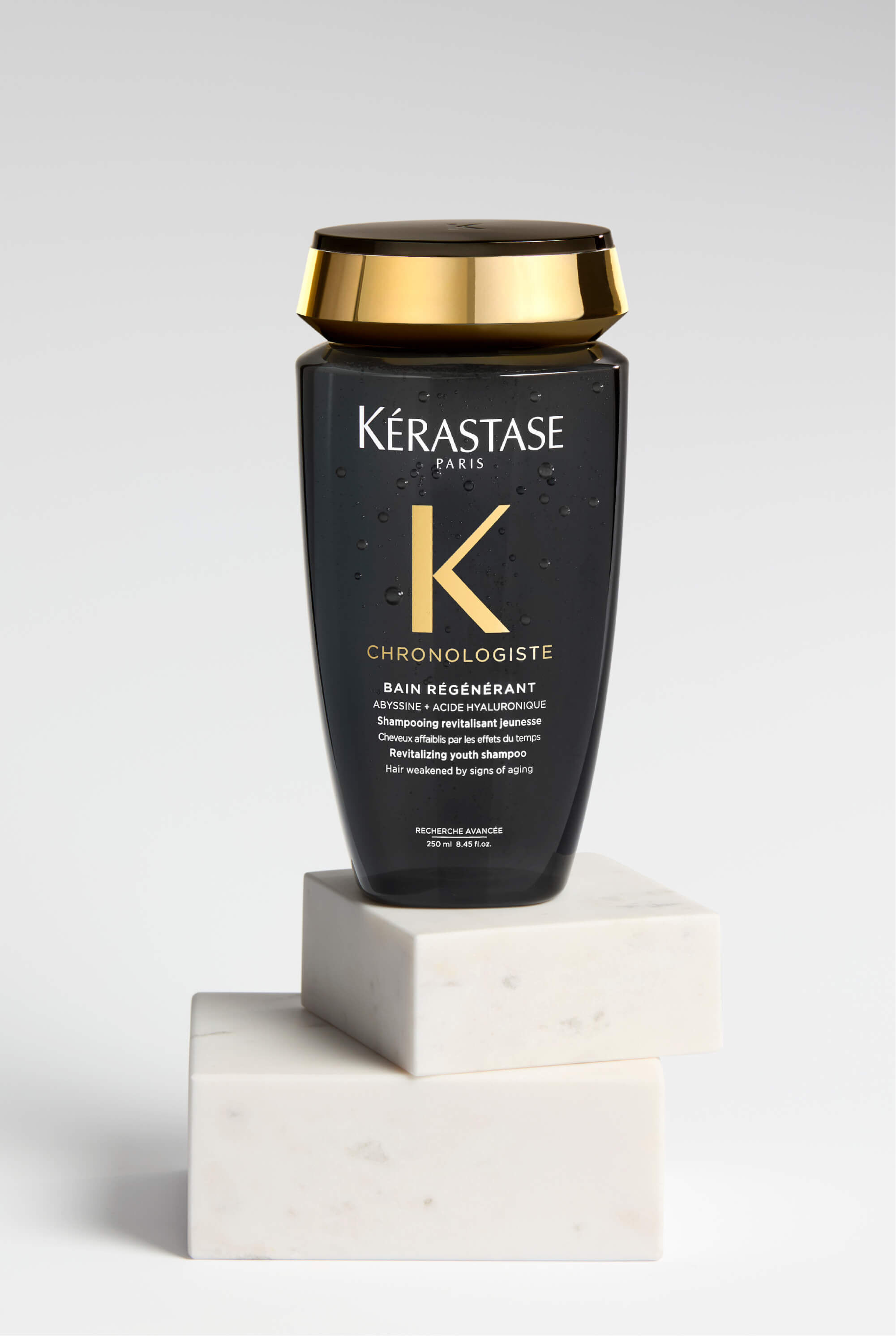 Texture gel transparente et onctueuse du shampoing Chronologiste.​