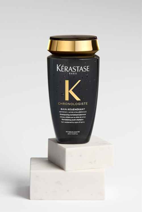Texture gel transparente et onctueuse du shampoing Chronologiste.