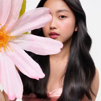 femme avec cheveux brillants