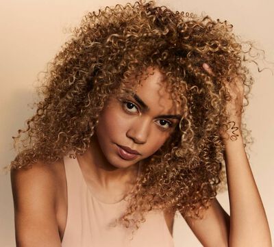 femme aux cheveux boucles