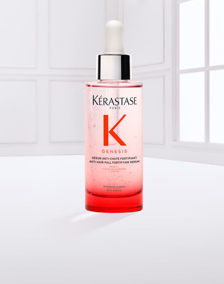 Flacon de serum Kerastase Genesis avec pipette, sur fond clair.