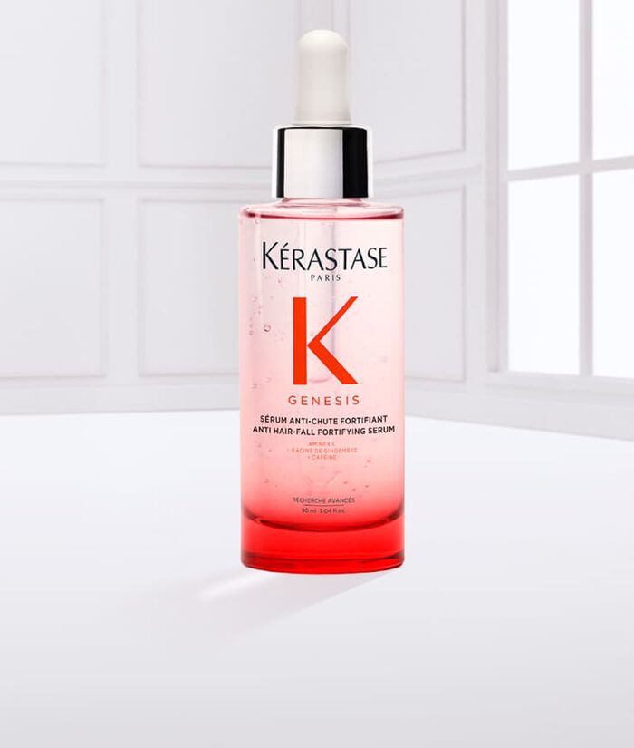 Flacon de serum Kerastase Genesis avec pipette, sur fond clair.