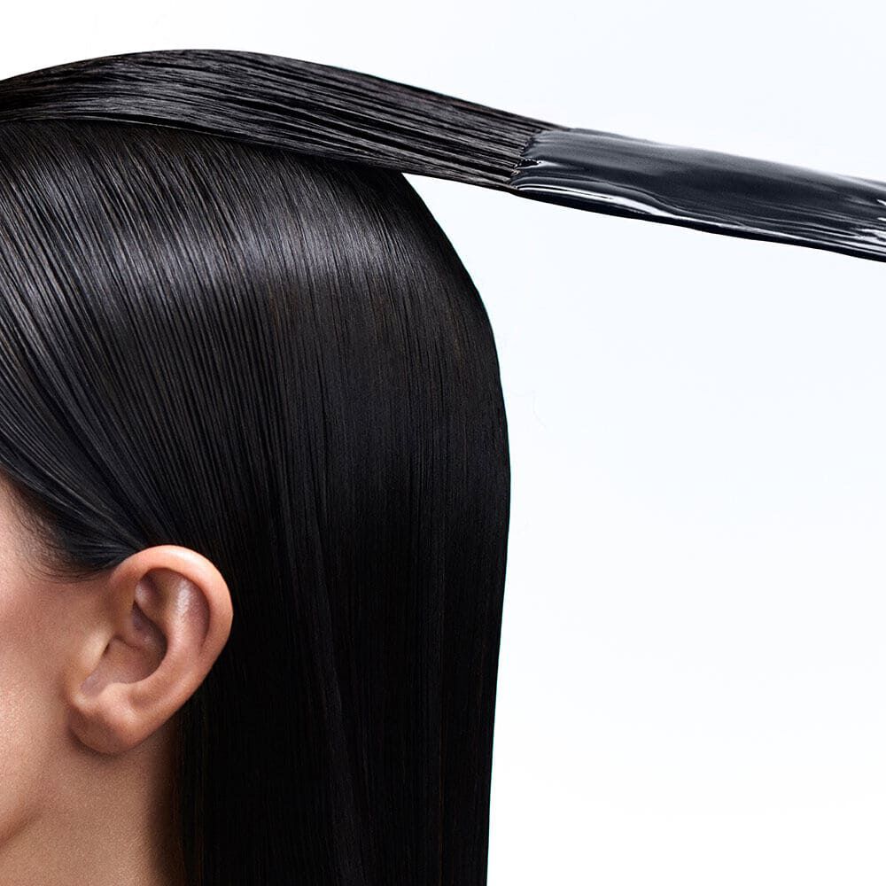 Cheveux lisses fonces avec application de produit.