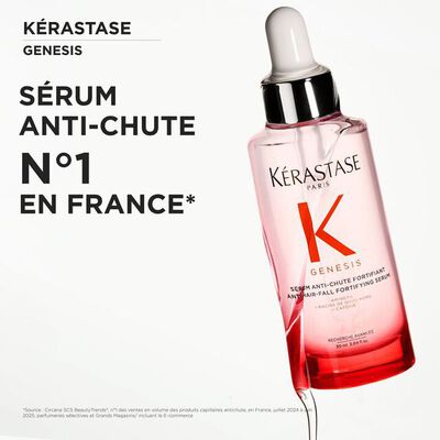 Flacon de creme Kerastase Gloss Absolu Frizz-Glaze avec un liquide blanc cremeux qui coule dessus et une fleur d'oeillet pale au sommet.