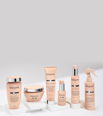 La gamme Curl Manifesto posee sur un socle en verre.