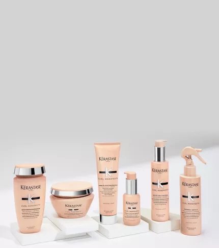 La gamme Curl Manifesto posee sur un socle en verre.