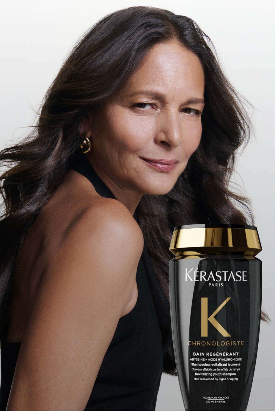 Femme brune arborant une chevelure brune saine et soyeuse.