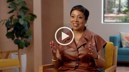 Delores Morton en interview, dans un fauteuil jaune.