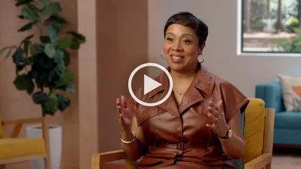 Delores Morton en interview, dans un fauteuil jaune.