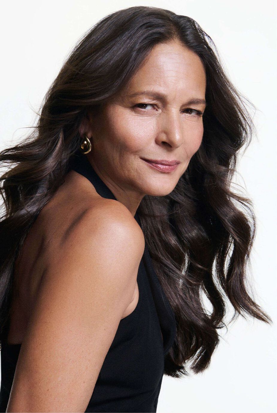 Femme brune arborant une chevelure brune saine et soyeuse.