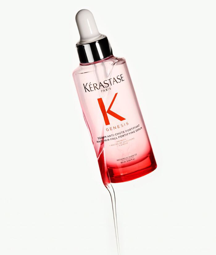 Flacon de serum Kerastase Genesis avec pipette, sur fond clair.