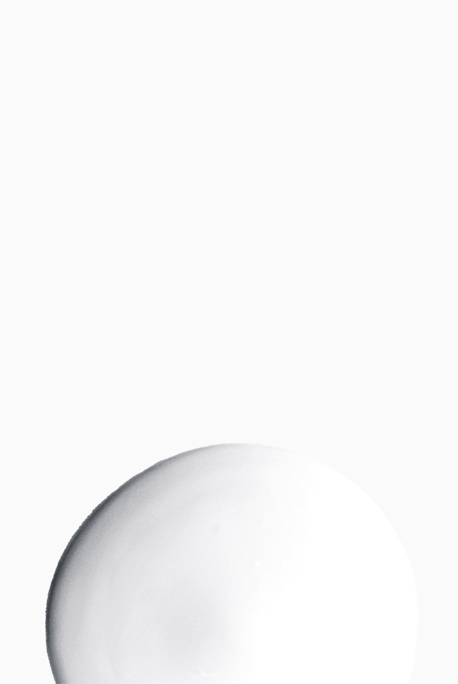Un cercle blanc sur fond blanc, creant un effet minimaliste.