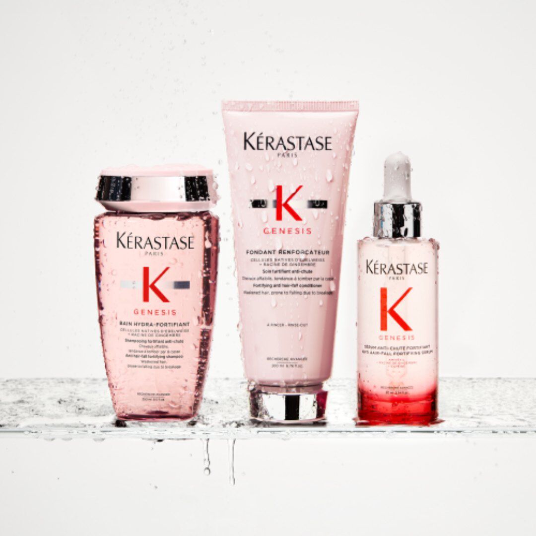 La routine Genesis composee de 3 produits sur un rebord de salle de bain.