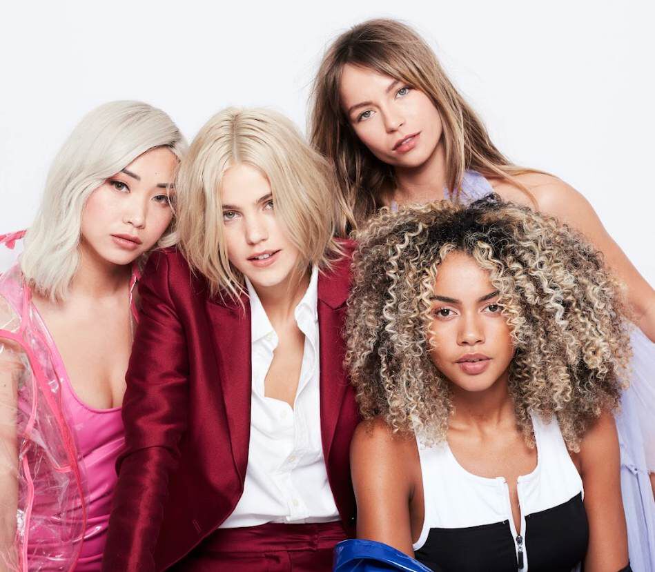 femmes aux cheveux blonds