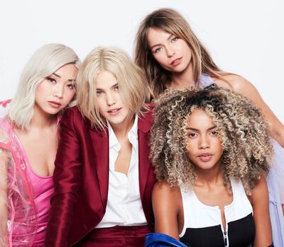 femmes aux cheveux blonds