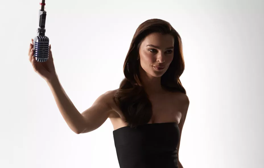 Ambassadrice de la marque Kerastase, Emily Ratajkowski