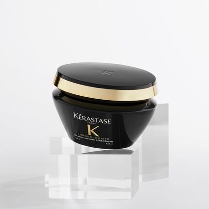 Un pot de creme capillaire Kerastase Chronologiste sur un fond blanc, pose sur des blocs de verre transparent.