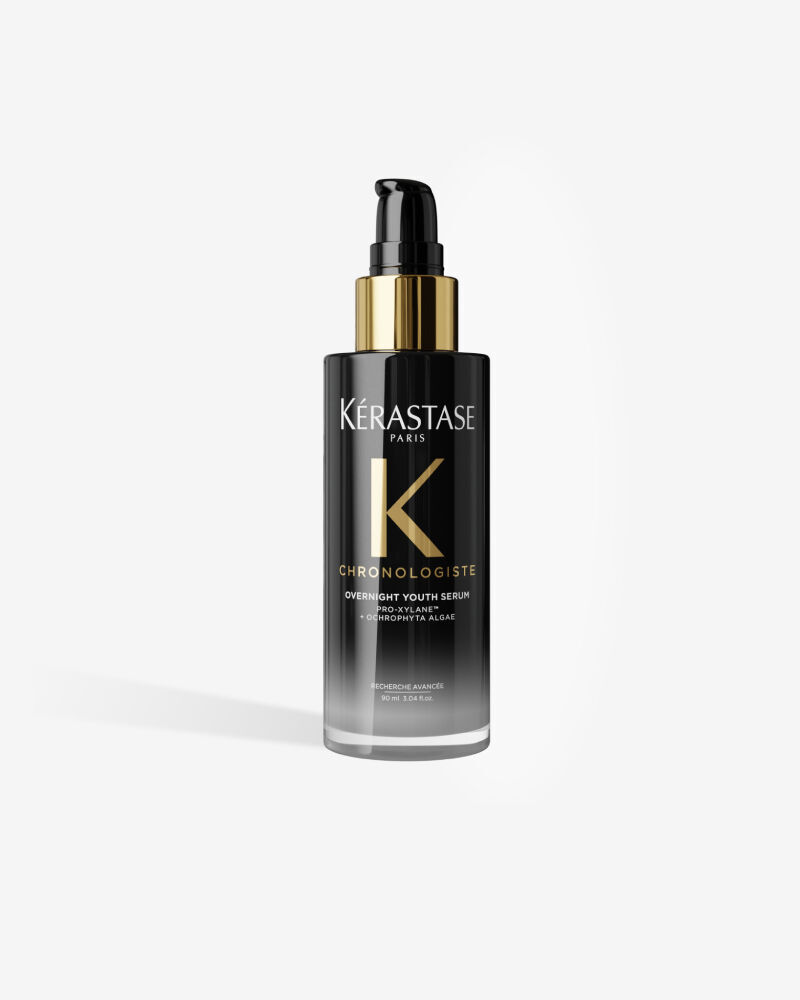 Le serum de nuit Kerastase Chronologiste Overnight Youth Serum dans son flacon pompe noir aux details dores.