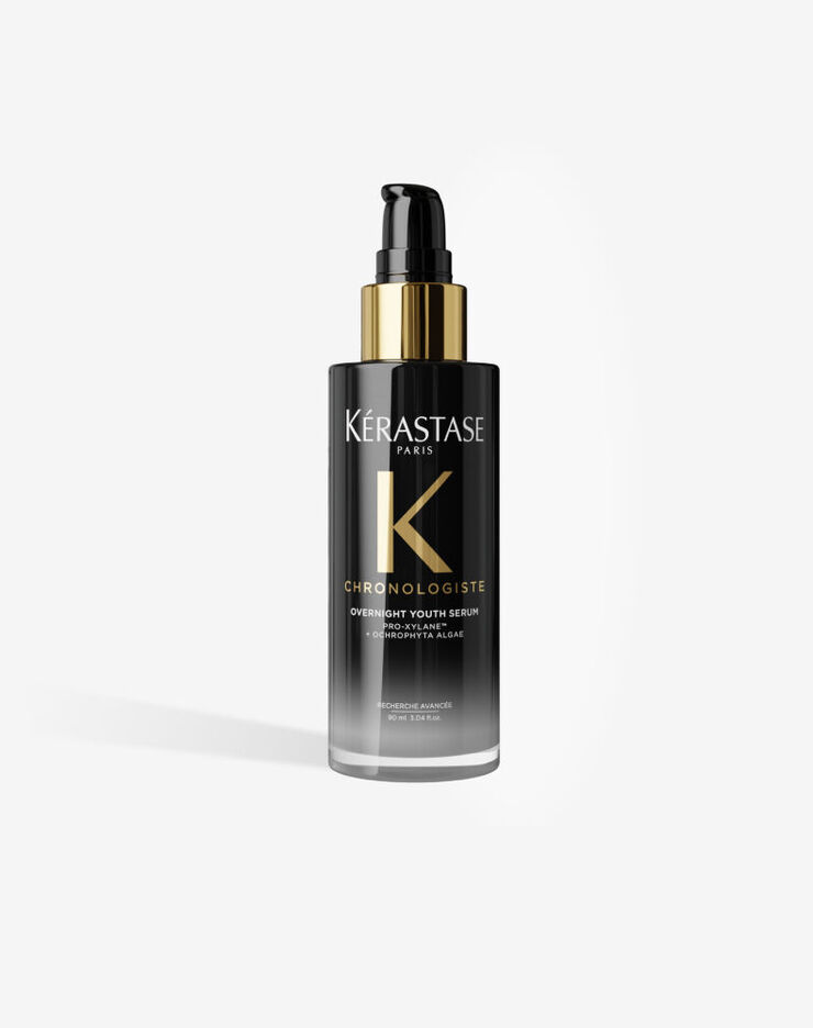 Le serum de nuit Kerastase Chronologiste Overnight Youth Serum dans son flacon pompe noir aux details dores.