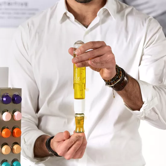 Un uomo con un concentrato e un booster
