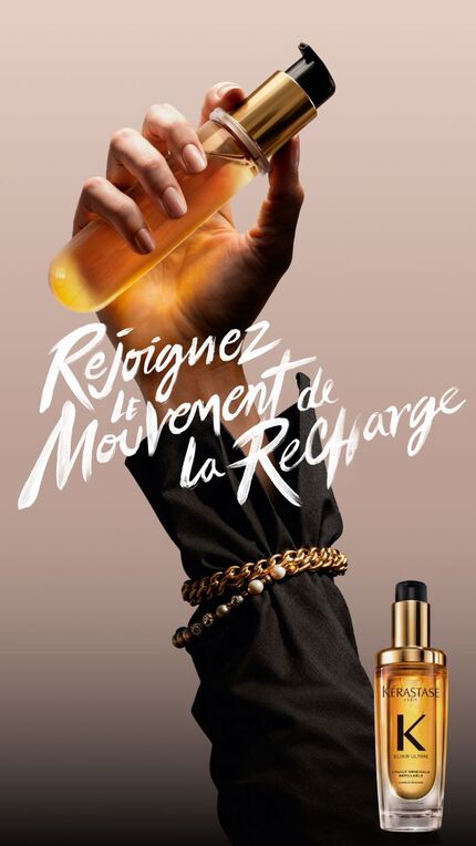 JOIN THE REFILL MOVEMENT = REJOIGNEZ LE MOUVEMENT DES RECHARGES Main qui tient la recharge d’une huile elixir sur un fond beige