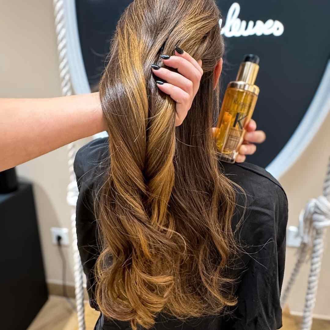Pour un rendu souple et lumineux, commencez par appliquer quelques gouttes de l’huile Elixir Ultime sur vos longueurs et vos pointes. 