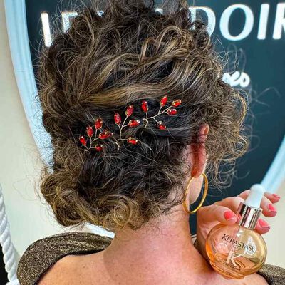 Pour une allure encore plus lumineuse, ajoutez une broche ou des accessoires assortis a votre tenue.