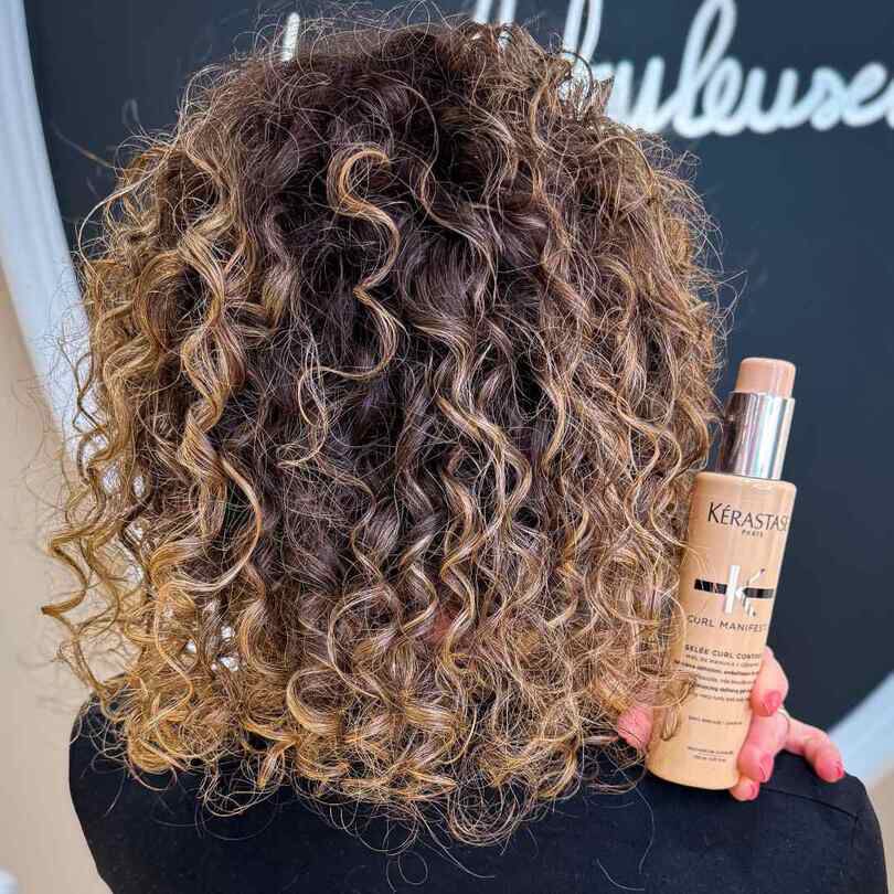 Sur cheveux frises ou boucles, realisez un sechage au diffuseur pour preserver le rebond naturel de la boucle. Avant le sechage, appliquez la gelee Curl Manifesto pour definir vos boucles.