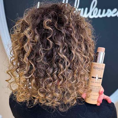 Sur cheveux frises ou boucles, realisez un sechage au diffuseur pour preserver le rebond naturel de la boucle. Avant le sechage, appliquez la gelee Curl Manifesto pour definir vos boucles.