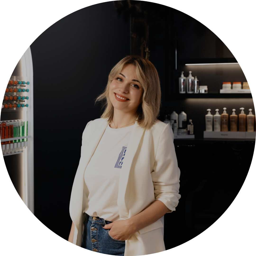 Photo de profil de la coiffeuse professionnelle Amandine Dautel qui a realise les deux coiffures.