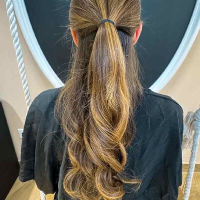 Rassemblez la moitie de vos cheveux vers l’arriere et attachez-les a l’aide d’un elastique, de preference en mousse ou en spirale, afin d’eviter de marquer la fibre.