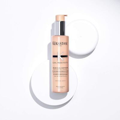 La gelee-creme Curl Manifesto Kerastase posee sur un support blanc.