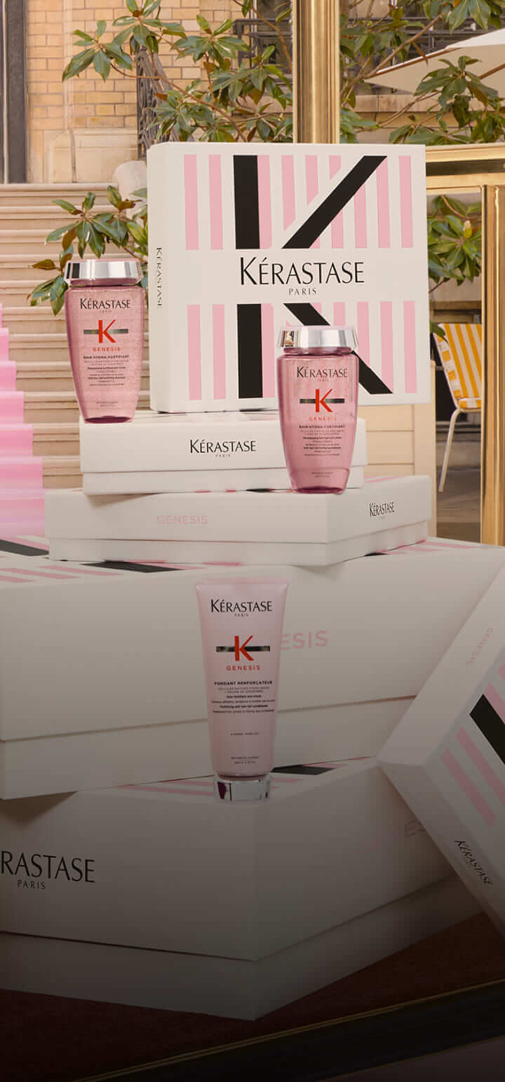 Produits capillaires Kérastase de la gamme Genesis, présentés sur des boîtes stylisées en arrière-plan.