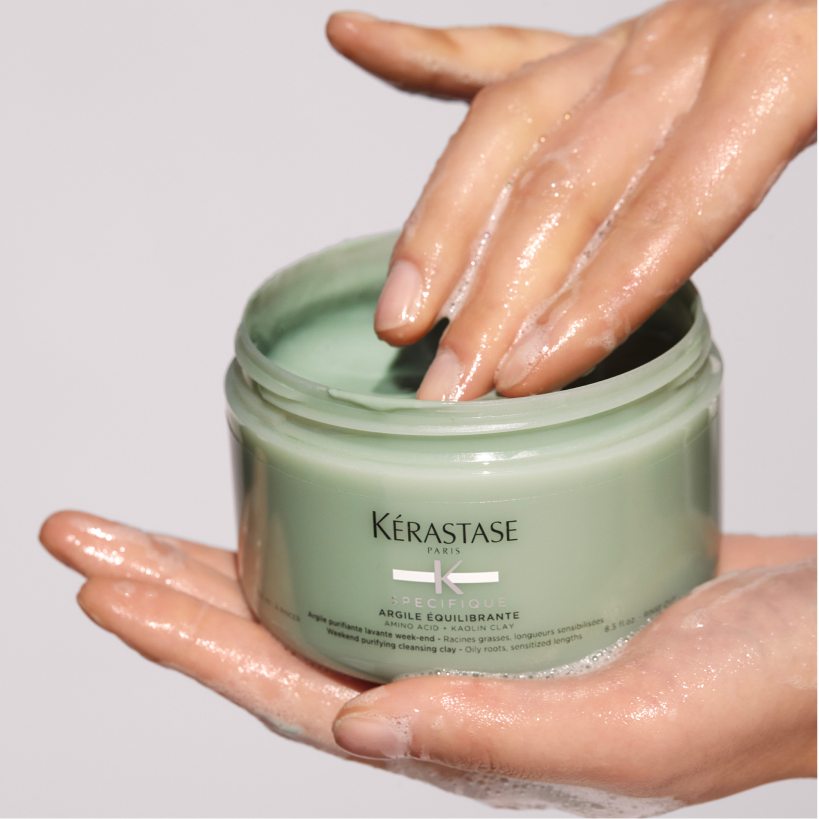 The Argile Equilibrante Cleansing Clay with its soft texture is the go-to hair product to detox and purify the scalp, and remove pollution particles and impurities.