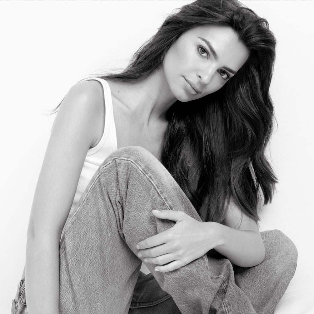 Emily Ratajkowski montre sa belle chevelure saine et brillante.