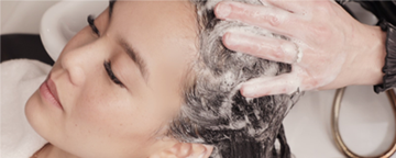 Пилингом для кожи головы. Нанесение маски на волосы. Пилинг головы для чего он. Пилинг головы для чего он. Трихологический пилинг для кожи головы.