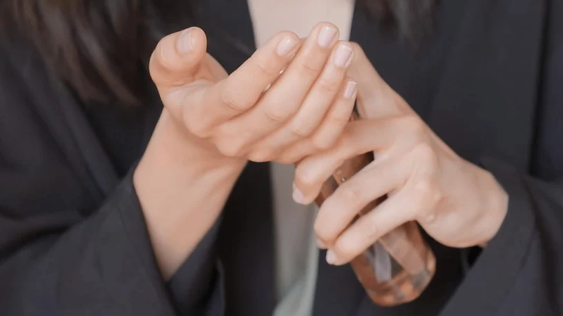Utiliser ses mains pour coiffer ses cheveux avec les huiles Kérastase Elixir Ultime