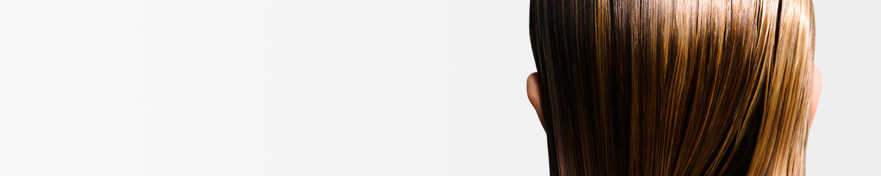 Femme qui appliquent des produits kérastase sur cheveux mouillés