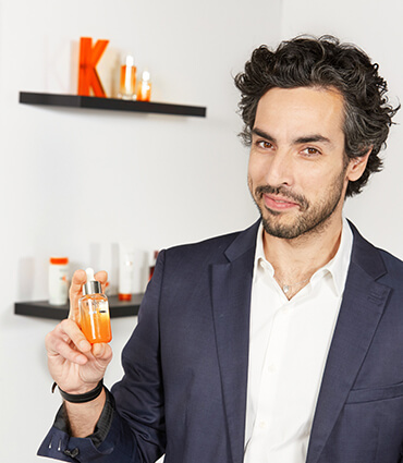 Kerastase’s Professional Hairdresser representative, Hovig – presenting the new Nutritive split-ends serum.