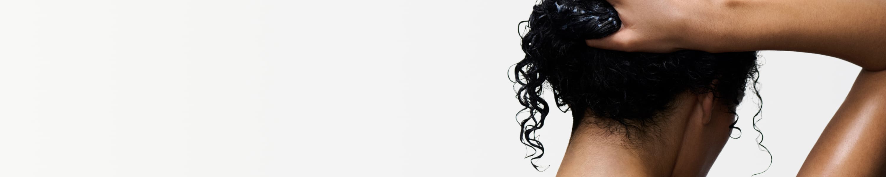 Femme qui appliquent des produits kérastase sur cheveux mouillés