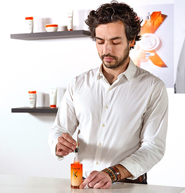 Hovig, notre coiffeur Ambassadeur pour Kérastase, présente le nouveau sérum concentré nutritif combleur pointes sèches de la gamme Nutritive dédié aux pointes.