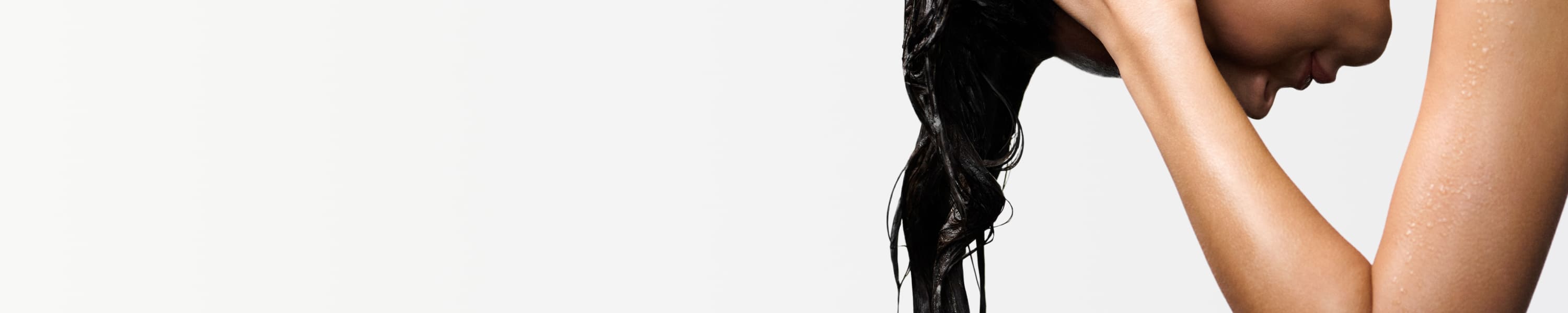 Femme qui appliquent des produits kérastase sur cheveux mouillés