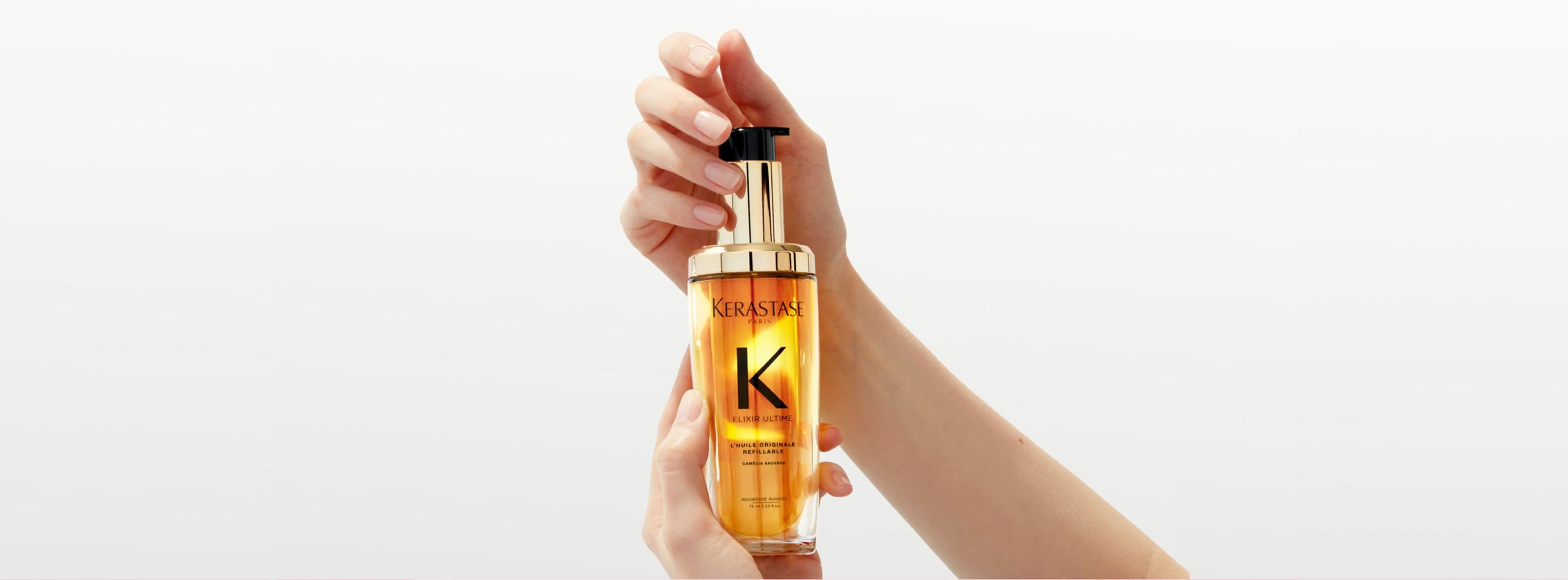 Le nouvel Elixir Ultime rechargeable est tenu entre deux mains dans un mouvement de rotation.
